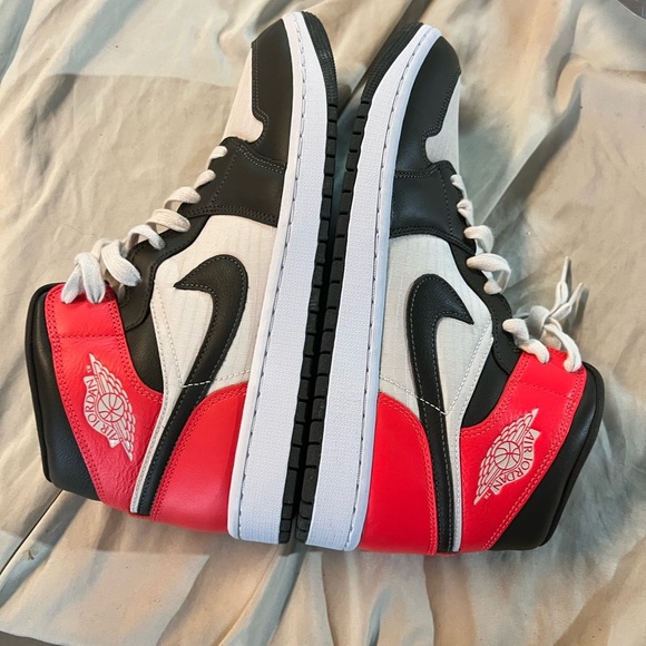 Nike Jordan’s Mids Retro 1 - Picture 4 of 5